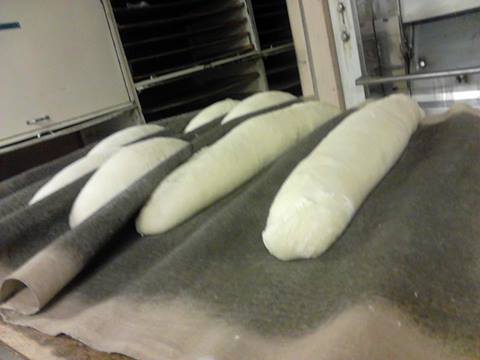 Baguettes et pains courts sur couches